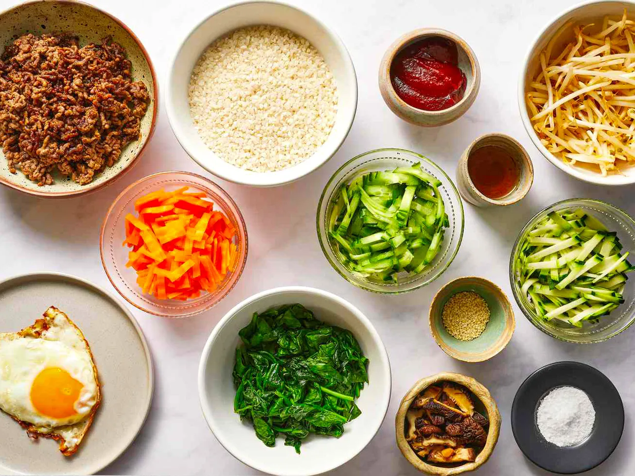 Các nguyên liệu tươi ngon cần thiết để chuẩn bị cho món cơm trộn Hàn Quốc