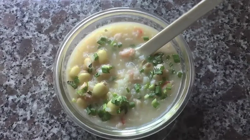 Cháo tôm hạt sen bùi béo hỗ trợ bé ngủ ngon giấc hơn