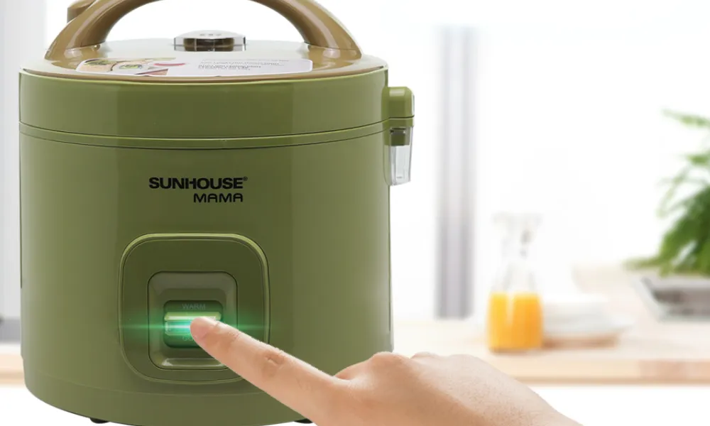 Thao tác cần gạt nút Cook khi nấu chè bằng nồi cơm điện cơ truyền thống