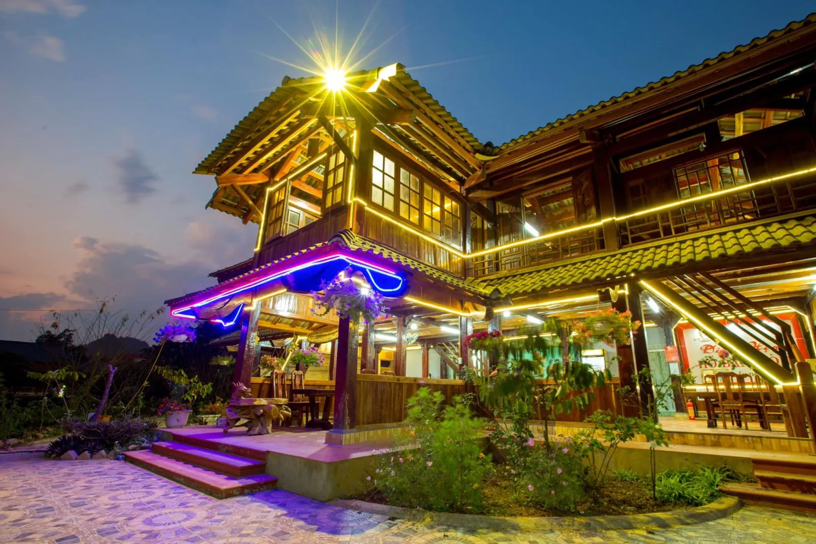 Nhà hàng Điểm hẹn Hồ bản Mòn với ao cá và nhà sàn truyền thống