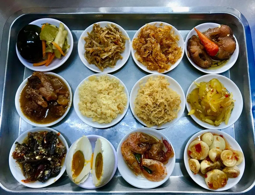 Những món ăn kèm của cháo Trắng Hàng Xanh được khách hàng cực kỳ yêu thích