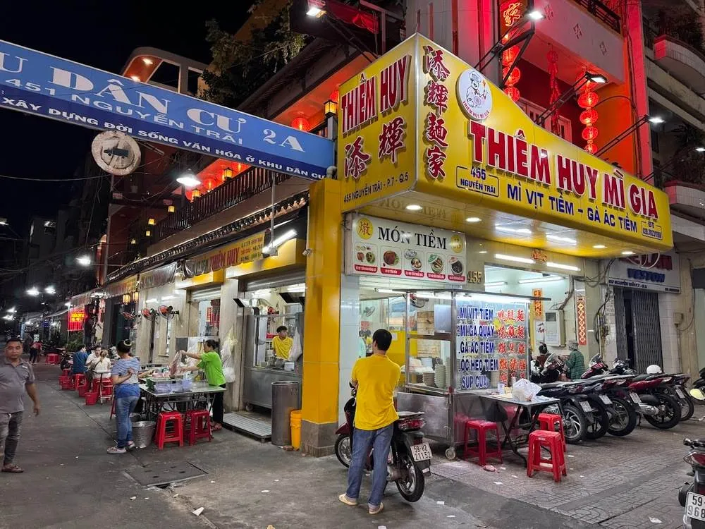 Không gian đậm chất người Hoa của Mì vịt tiềm Thiềm Huy