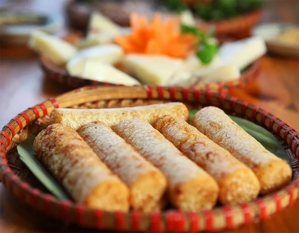 Cơm lam nướng ống tre – món ăn không thể bỏ qua (Ảnh: MIA.vn)