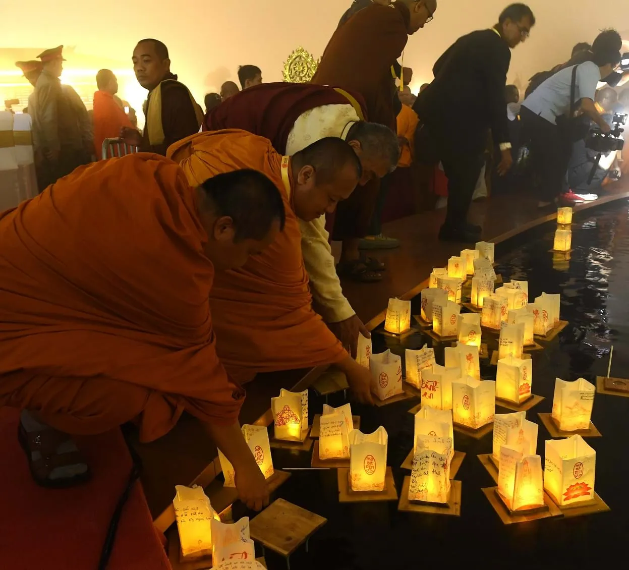 Các đại biểu, tăng ni thực hiện nghi thức thả hoa đăng