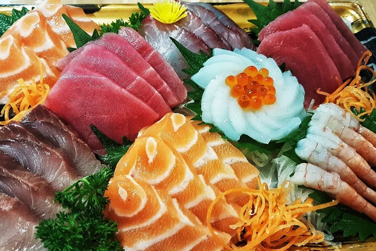 Sashimi cá hồi tươi sống nghệ thuật từ đất nước mặt trời mọc.