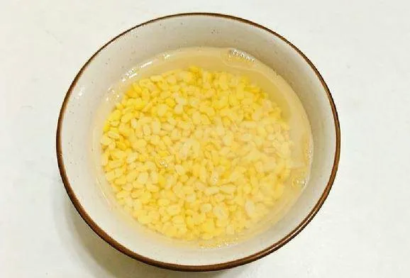 Ngâm đậu xanh là bước không thể thiếu để hạt đậu chín đều và thơm ngon hơn