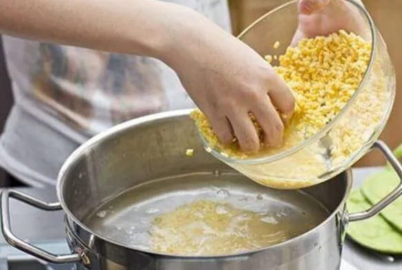 Quá trình đun đậu xanh cần chú ý điều chỉnh lửa nhỏ để đậu không bị trào ra ngoài