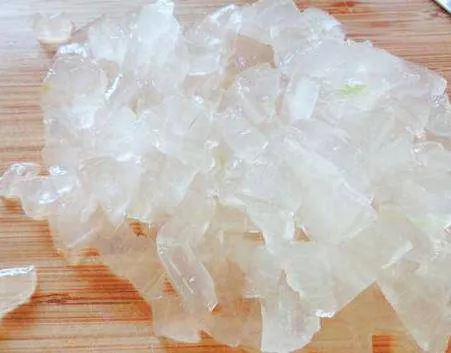 Sơ chế nha đam kỹ lưỡng bằng chanh và muối giúp loại bỏ vị đắng hoàn toàn cho món chè