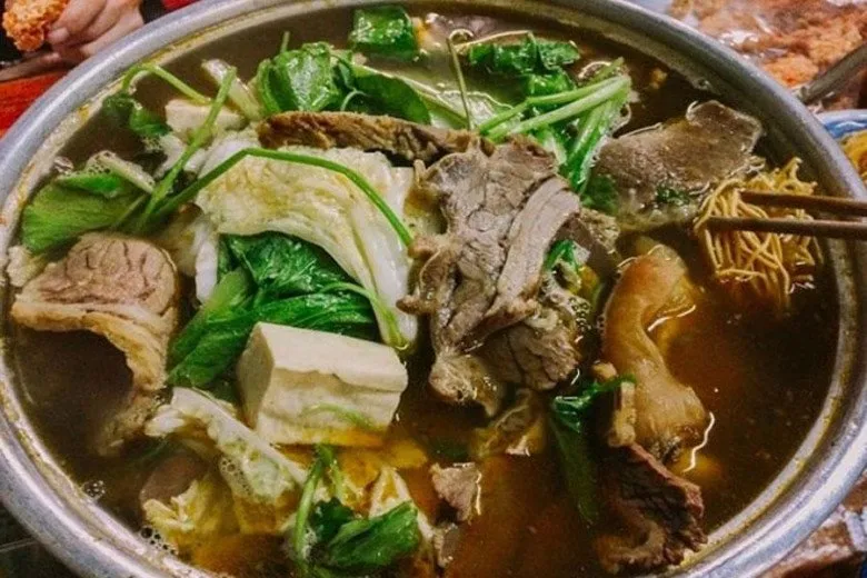 Lẩu bò Ba Toa Đà Lạt với nước dùng đặc trưng
