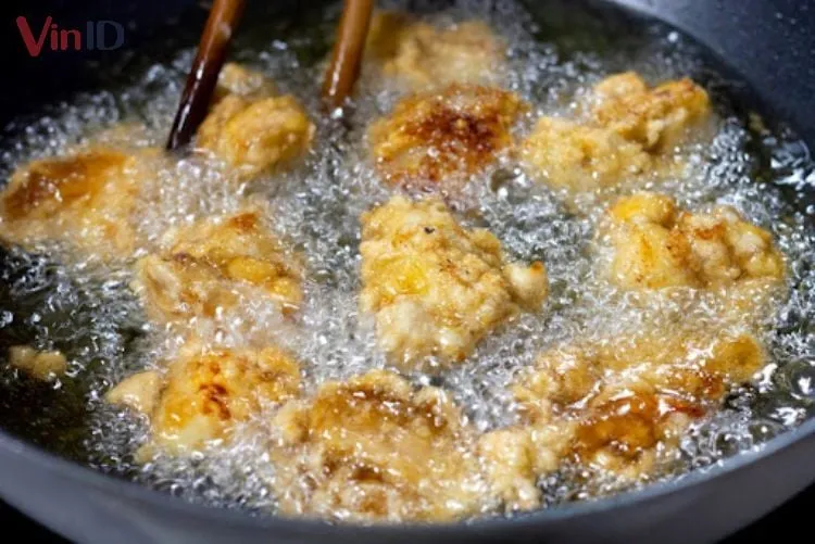 Kỹ thuật chiên gà hai lần ngập dầu