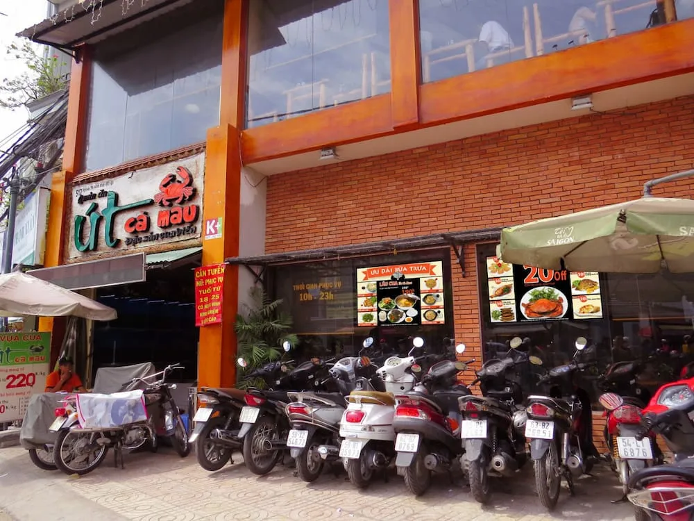 Đặc sản cua Cà Mau tươi sống tại nhà hàng Út Cà Mau Quận 3