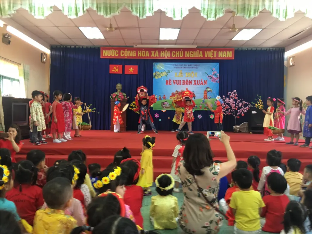 Các bé mầm non biểu diễn văn nghệ chào xuân với trang phục rực rỡ