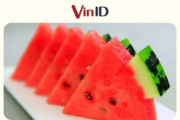 Trang trí bàn tiệc với dưa hấu hình cây thông độc đáo