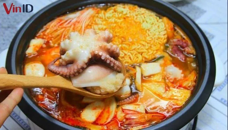 Món lẩu kim chi hải sản đầy đủ sắc hương vị tại bàn ăn