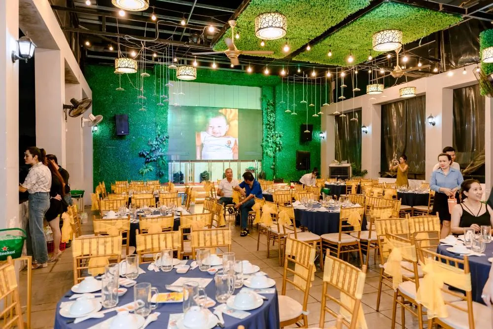Không gian nhà hàng Phụng Vũ rộng rãi, có thể tổ chức các buổi tiệc thân mật, ấm cúng