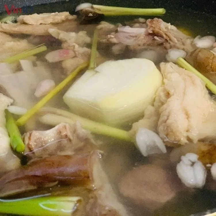 Nước dùng lẩu dê trong vắt