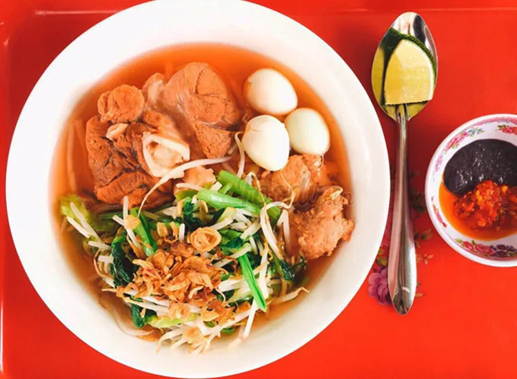 Xương heo và tôm khô là nguyên liệu tạo nước dùng ngọt tự nhiên cho canh bún đỏ