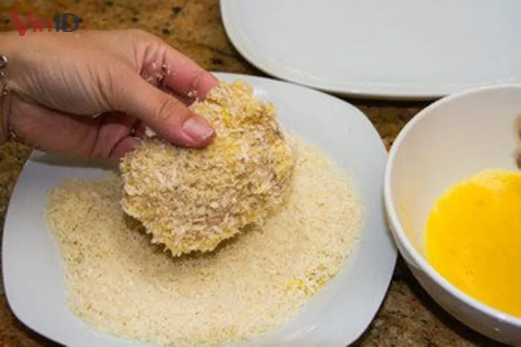 Phủ lớp bột chiên xù cho gà lắc