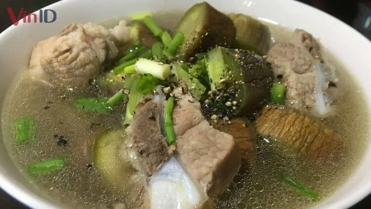 Nồi canh cà tím nấu xương heo đang sôi hấp dẫn