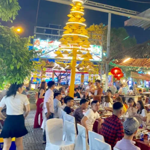 Bàn ăn đầy đủ món