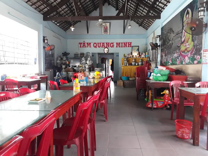 Không gian rực rỡ và ấm cúng tại quán chay Tam Quang Minh phố Hội