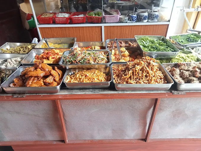 Thực khách nước ngoài thưởng thức ẩm thực tại quán Đạm