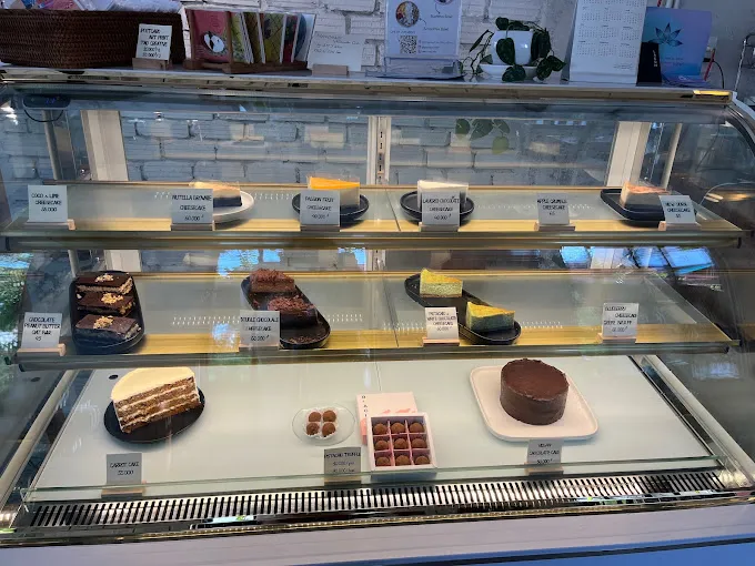 Ly cà phê sữa hạt thơm nồng nàn trong không gian decor xinh xắn