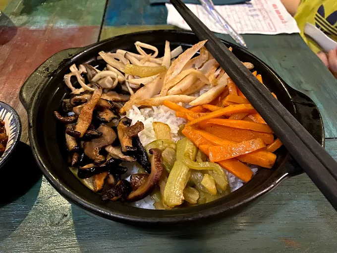 Thực đơn phong phú từ món Á sang món Âu tại nhà hàng Ấm