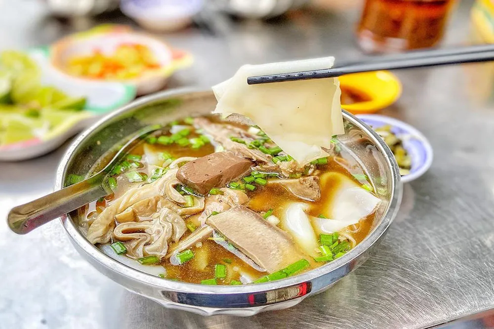 Hủ tiếu hồ độc đáo với bánh hủ tiếu bản to