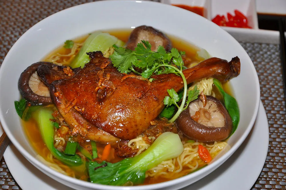 Mì vịt tiềm chuẩn vị Chợ Lớn