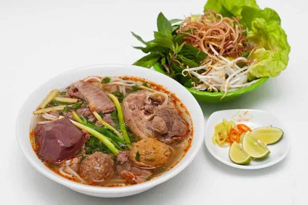 Rau ăn kèm bún bò Huế đa dạng và tươi ngon