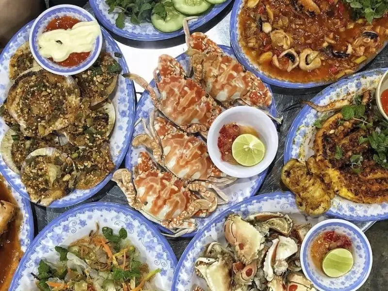 Không gian ăn uống ngoài trời tại Hải Sản Sen với tán dừa xanh mát và view biển