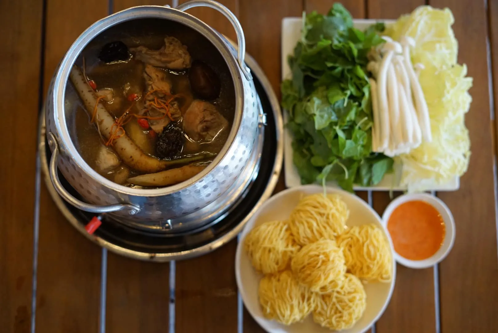 Lẩu gà làng hầm sâm tại The Forest Herbs Măng Đen