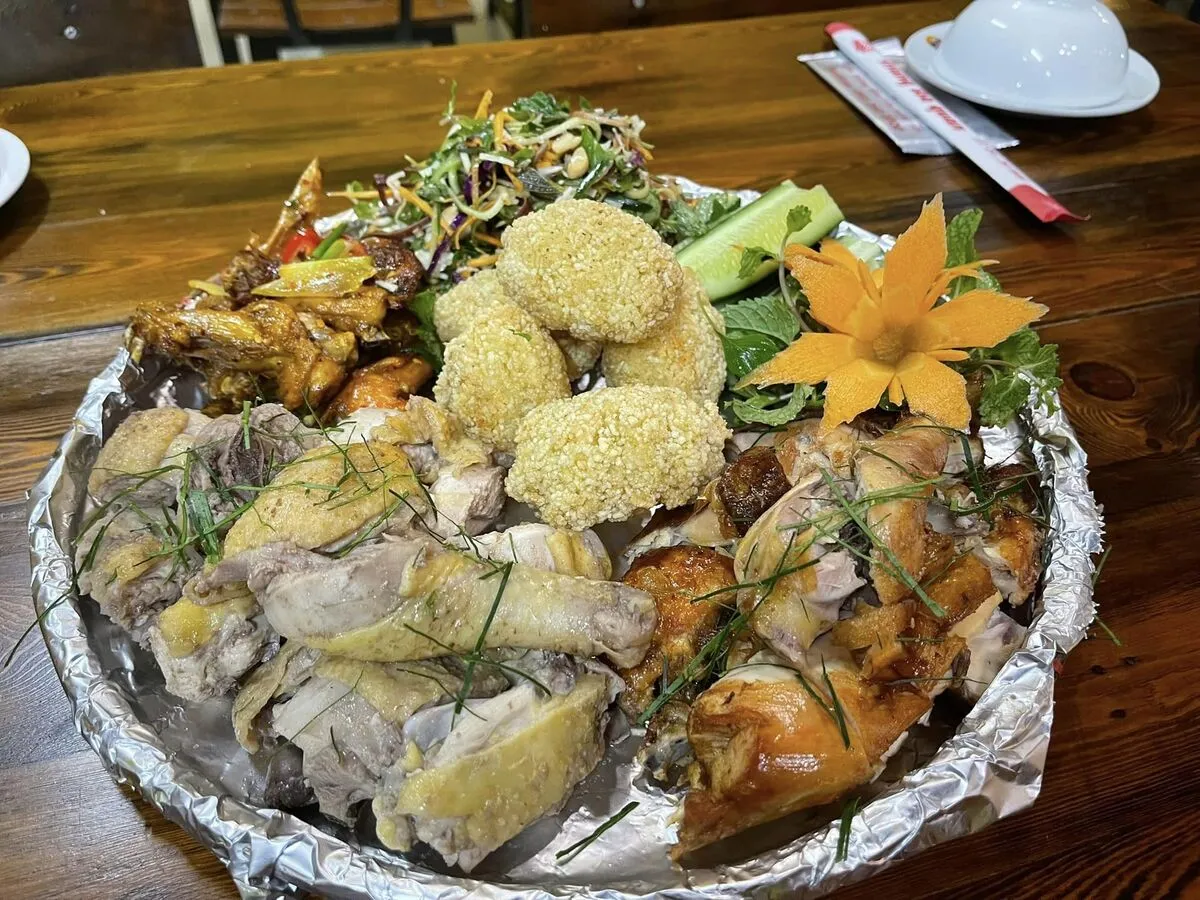 Lẩu cá tầm Măng Đỏ Quán