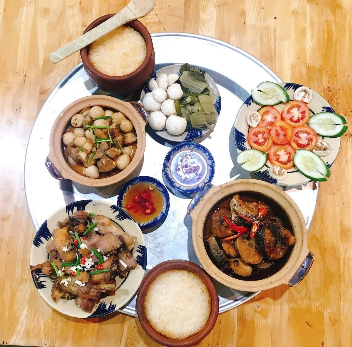 Các món ăn tại quán Tiệm Cơm Nhà Măng Đen