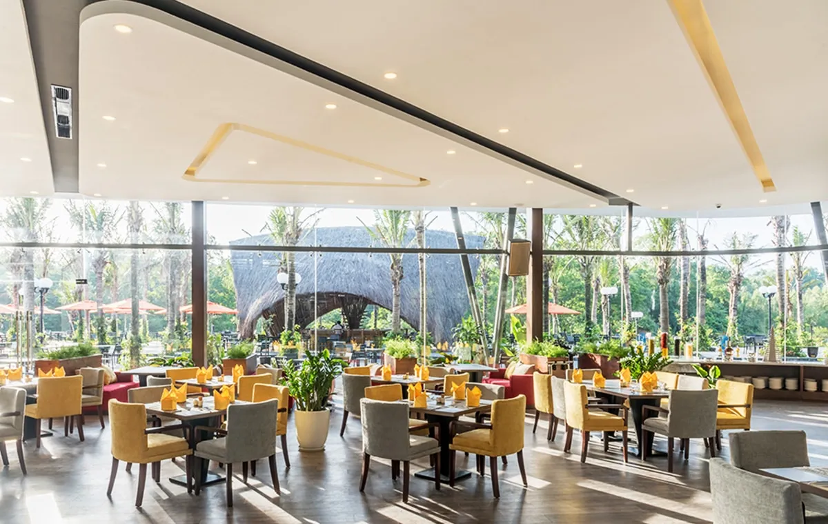 Thưởng thức bữa sáng buffet tại nhà hàng Poem