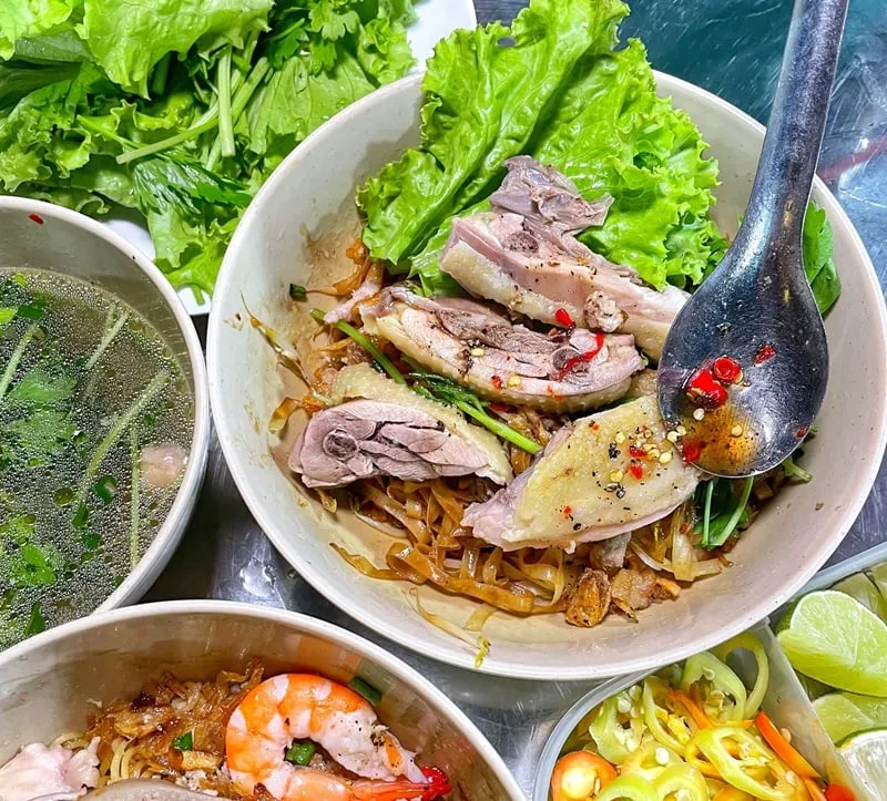 Quán có nhiều món ăn ngon hấp dẫn thực khách xa gần