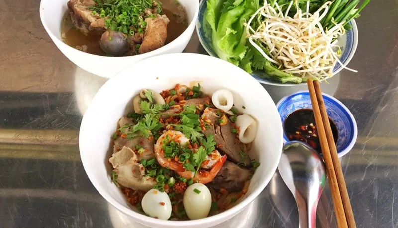 Món hủ tiếu khô của quán Tài Anh