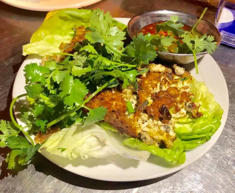 Món ăn hàu chiên trứng chấm nước mắm