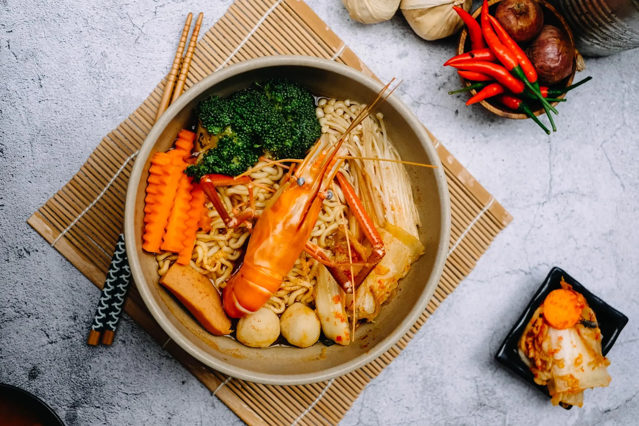 Mì cay Khuya là lựa chọn yêu thích của nhiều bạn trẻ Sài Gòn