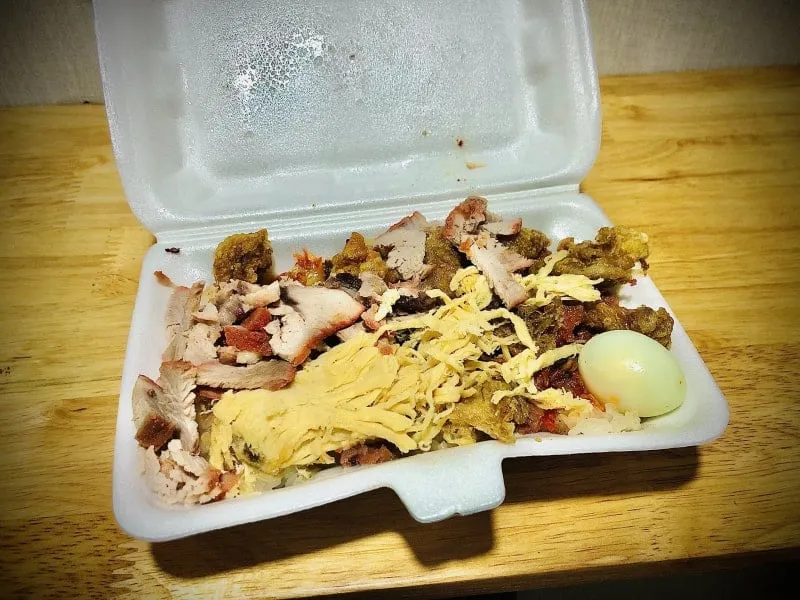 Phần xôi xá xíu đầy ắp topping