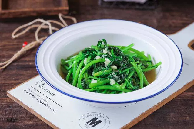 Cải cúc xào hoàn thành, sẵn sàng thưởng thức