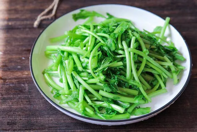 Cải cúc sau khi rửa sạch, để ráo nước