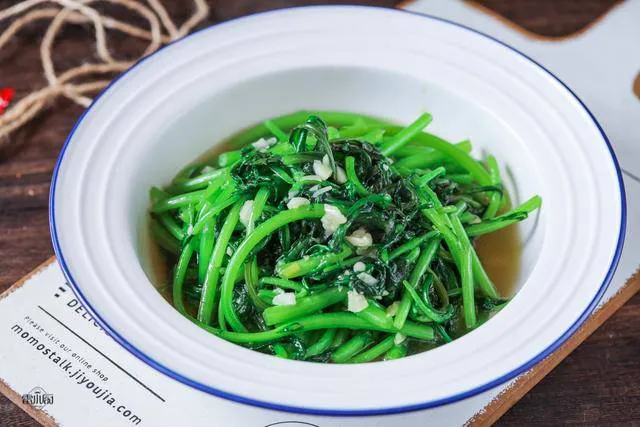 Cải cúc xào tỏi hoàn thành, màu xanh tươi, thơm phức