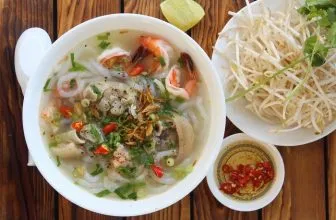 Bánh canh bà Thu là địa chỉ ăn sáng Đà Nẵng quen thuộc với người địa phương