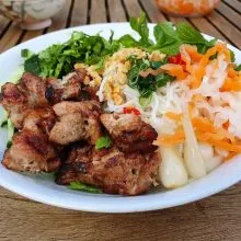 Món bún thịt nướng hấp dẫn tại quán ăn tối Đà nẵng 2026