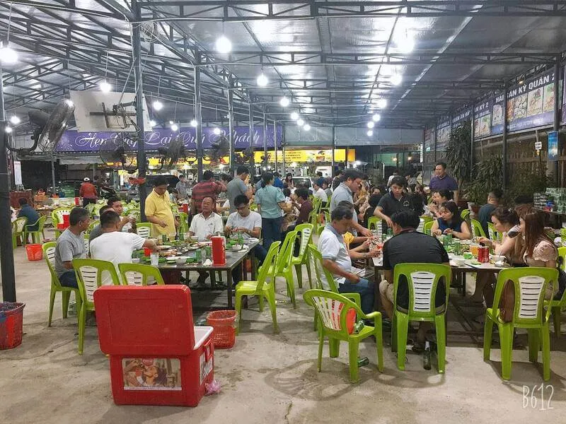 Thưởng thức hải sản đêm tại Kỳ Quán Hồ Tràm