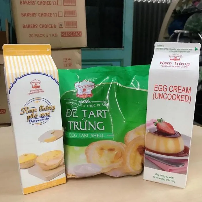 Cửa hàng DANA với kệ trưng bày dụng cụ làm bánh đa dạng