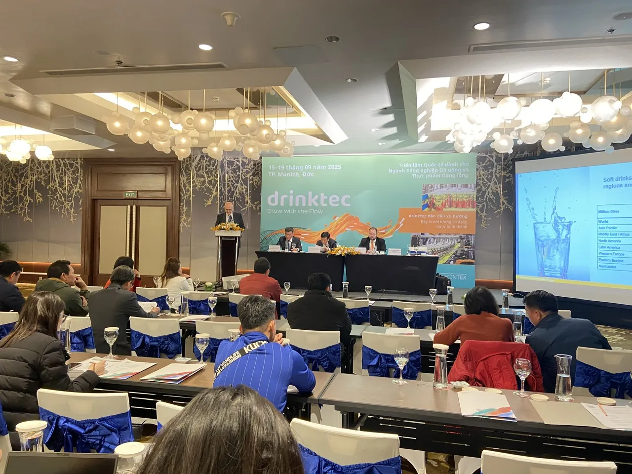 Toàn cảnh buổi họp báo về xu hướng phát triển thị trường đồ uống Việt Nam năm 2026.