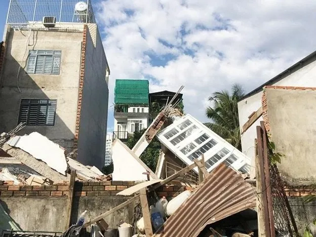 Nhà hàng xóm sập do hỏa hoạn cảnh báo về rủi ro lan